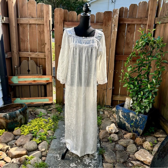 Christian Dior Vintage White Bridal Nightgown 👰👰‍♀️👰‍♂️ - Picture 1 of 16